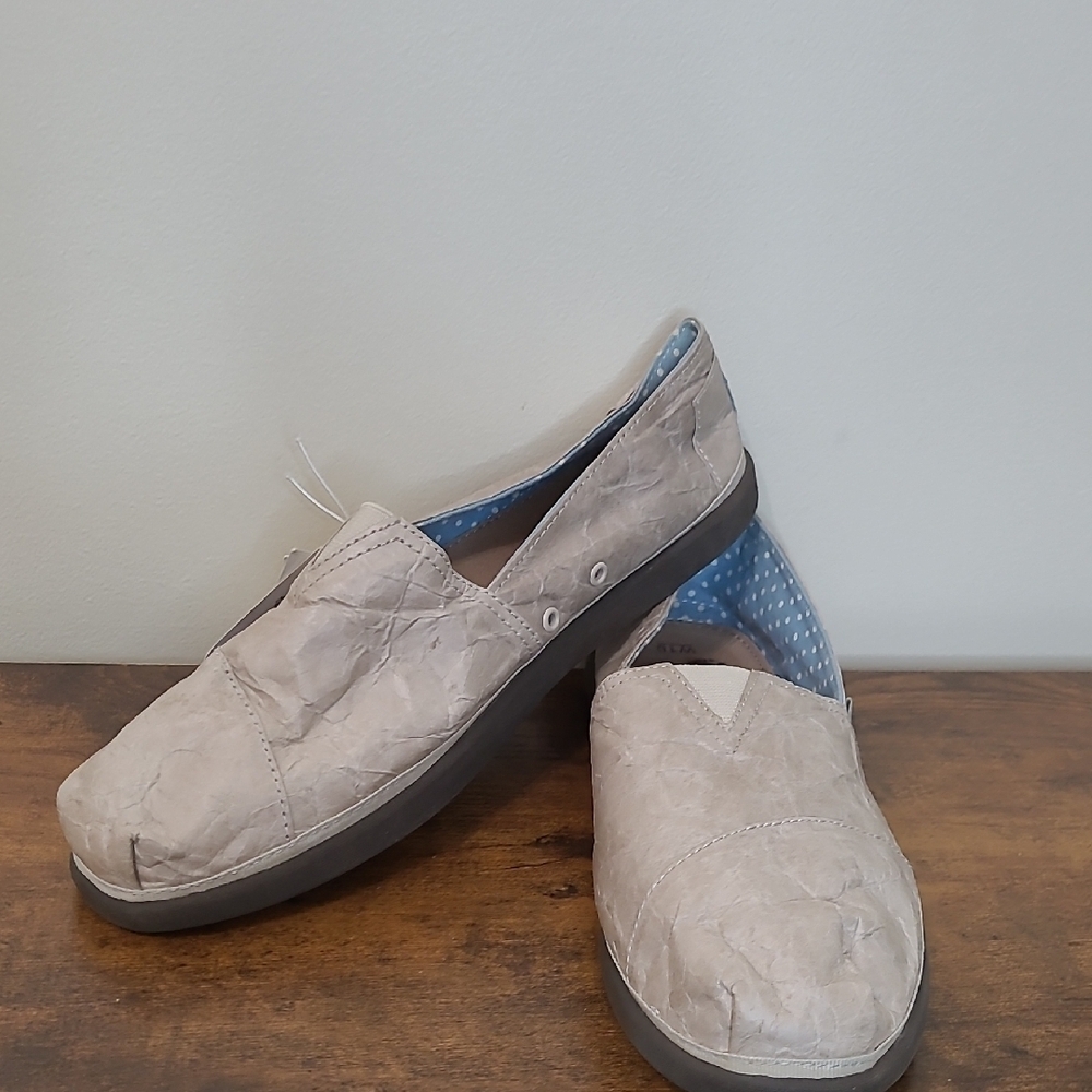 NWT BOBS from Skechers Light Khaki Crinkled Textured Slip-On Flats size 10